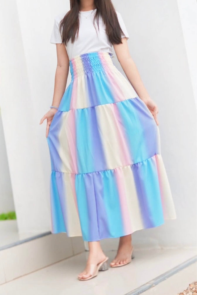 Jupe longue bohémienne à étages à taille smockée à prix grossiste - fashion bleu rose jaune
