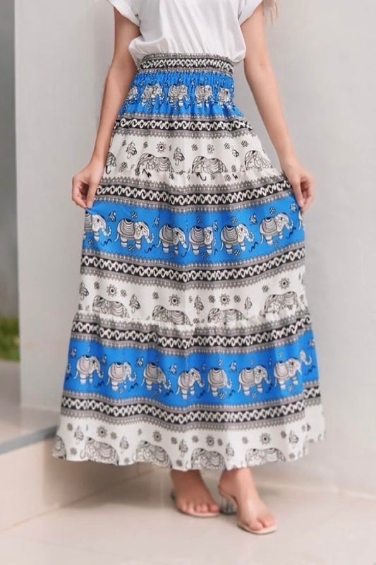 Jupe longue bohémienne à étages à taille smockée à prix grossiste - éléphant bleu blanc