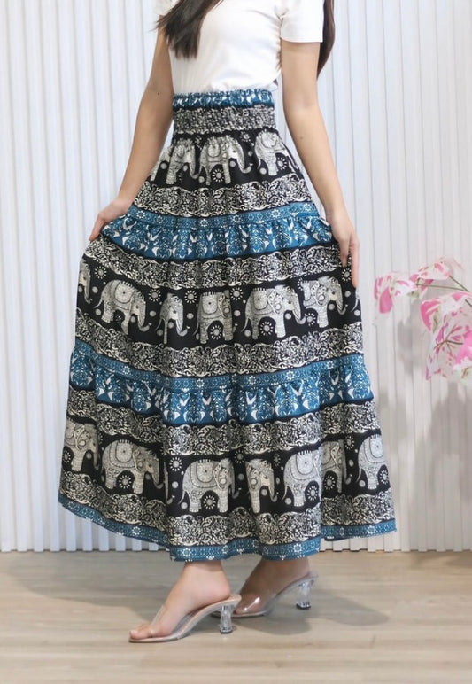 Jupe longue bohémienne à étages à taille smockée à prix grossiste - éléphant bleu noir