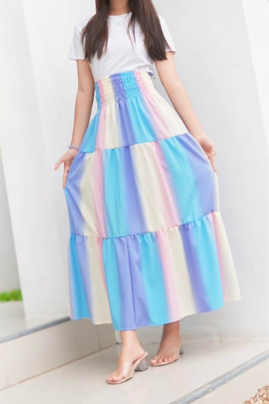 Jupe longue bohémienne à étages à taille smockée à prix grossiste - fashion bleu rose jaune